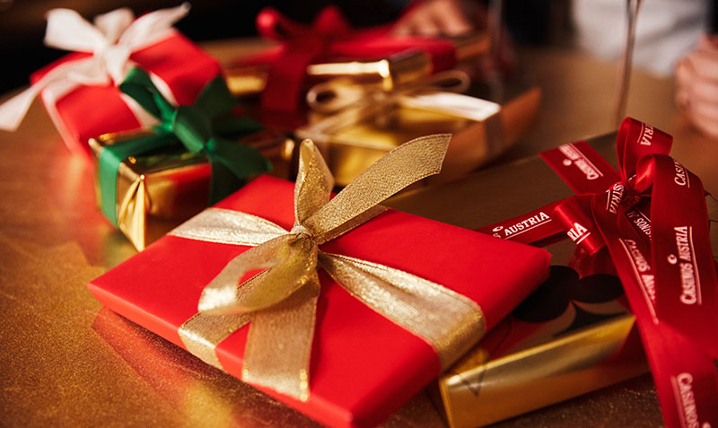 Geschenke Pakete auf Tisch