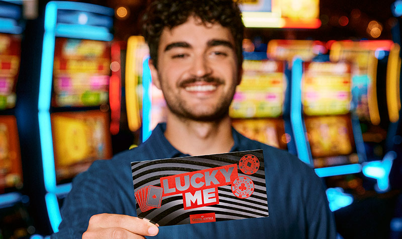 Paar im Casino Restaurant stoßen mit Weingläsern an