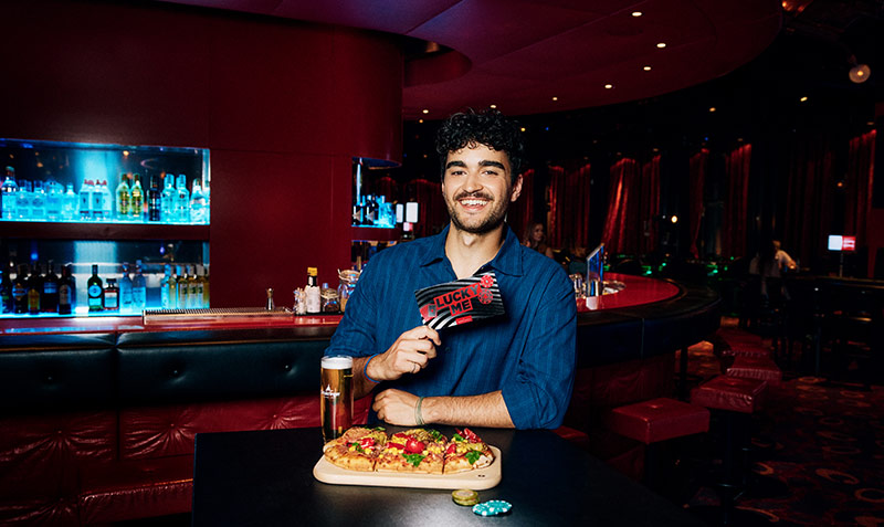 Paar im Casino Restaurant stoßen mit Weingläsern an