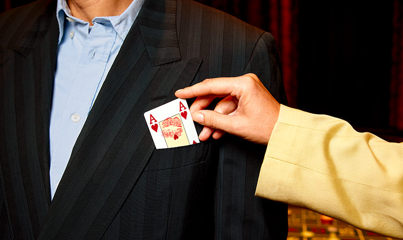 Paar sitzen am gedeckten Tisch im Casino Restaurant und stoßen an