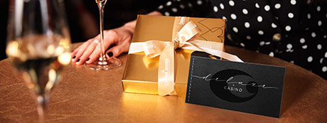 Tisch mit Geschenkspaket und Deluxe x Casino Gutschein