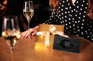 Tisch mit Geschenkspaket und Deluxe x Casino Gutschein